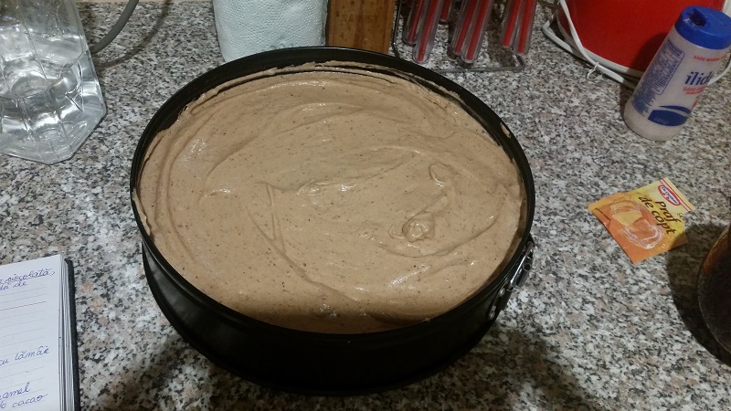 Tort aniversar cu crema de ciocolata ,mousse de zmeura si banda de ciocolata