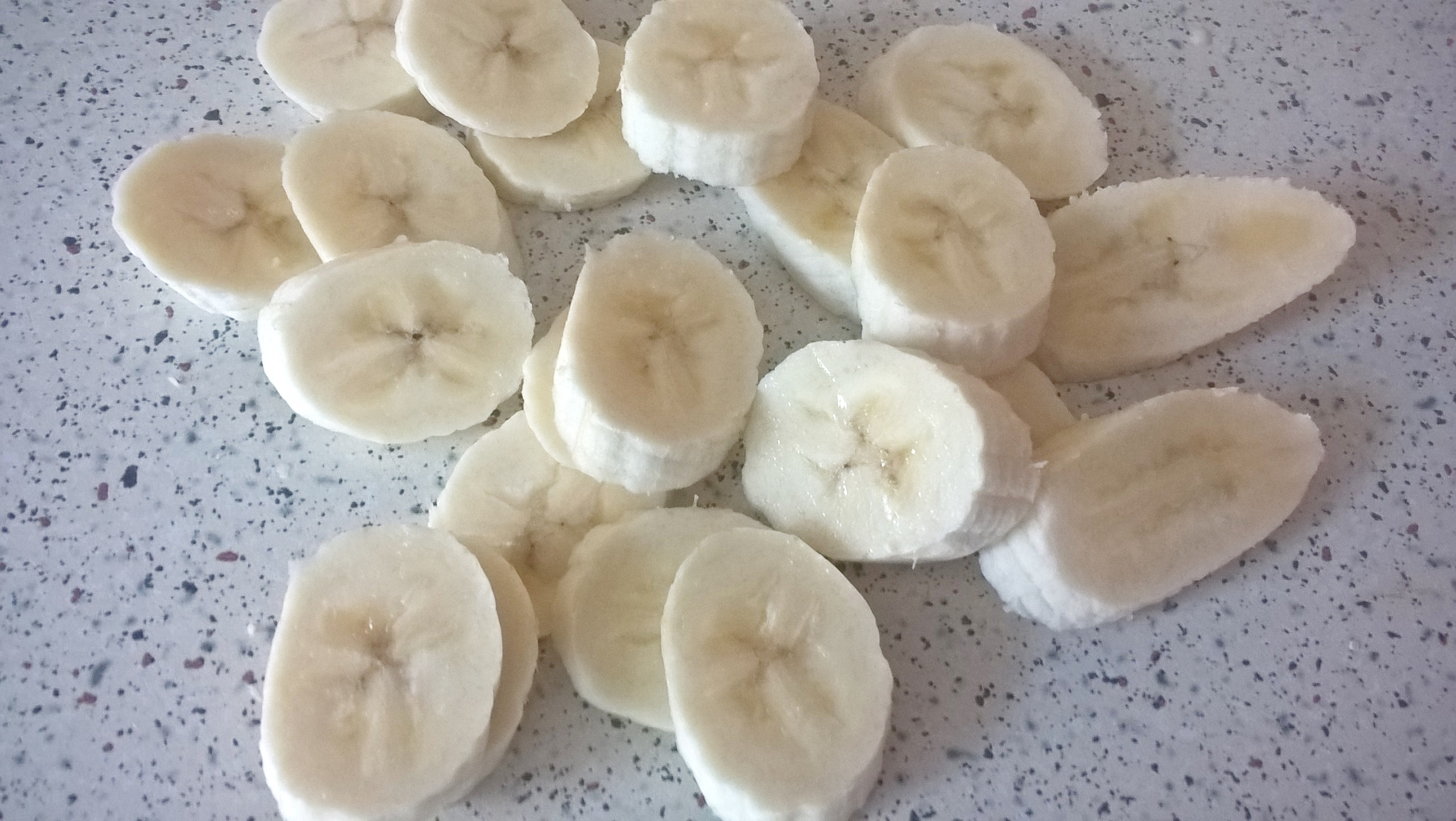 Clatite cu topping de ciocolata, banane si arahide