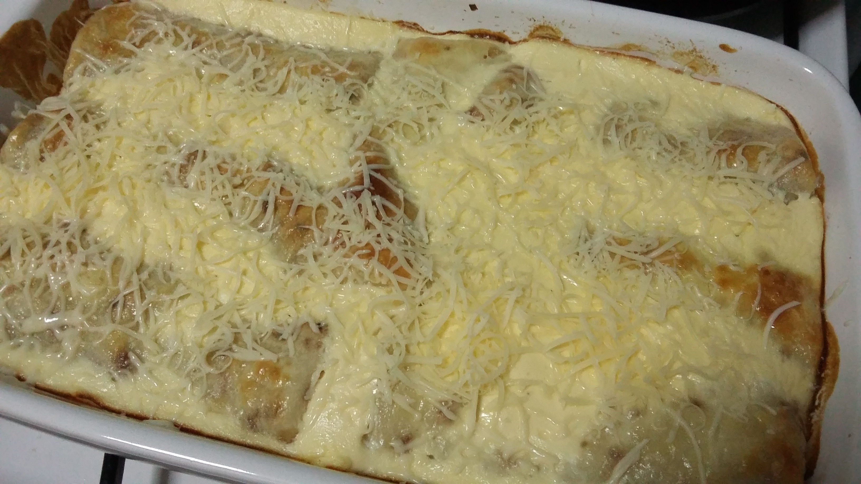 Clatite umplute cu pui si ciuperci, gratinate