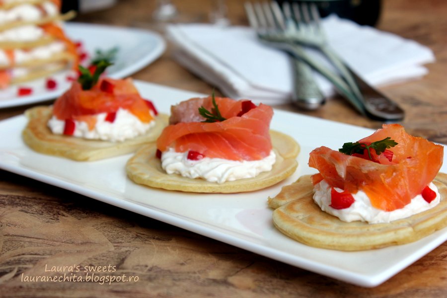 Clatite aperitiv cu somon si crema de branza