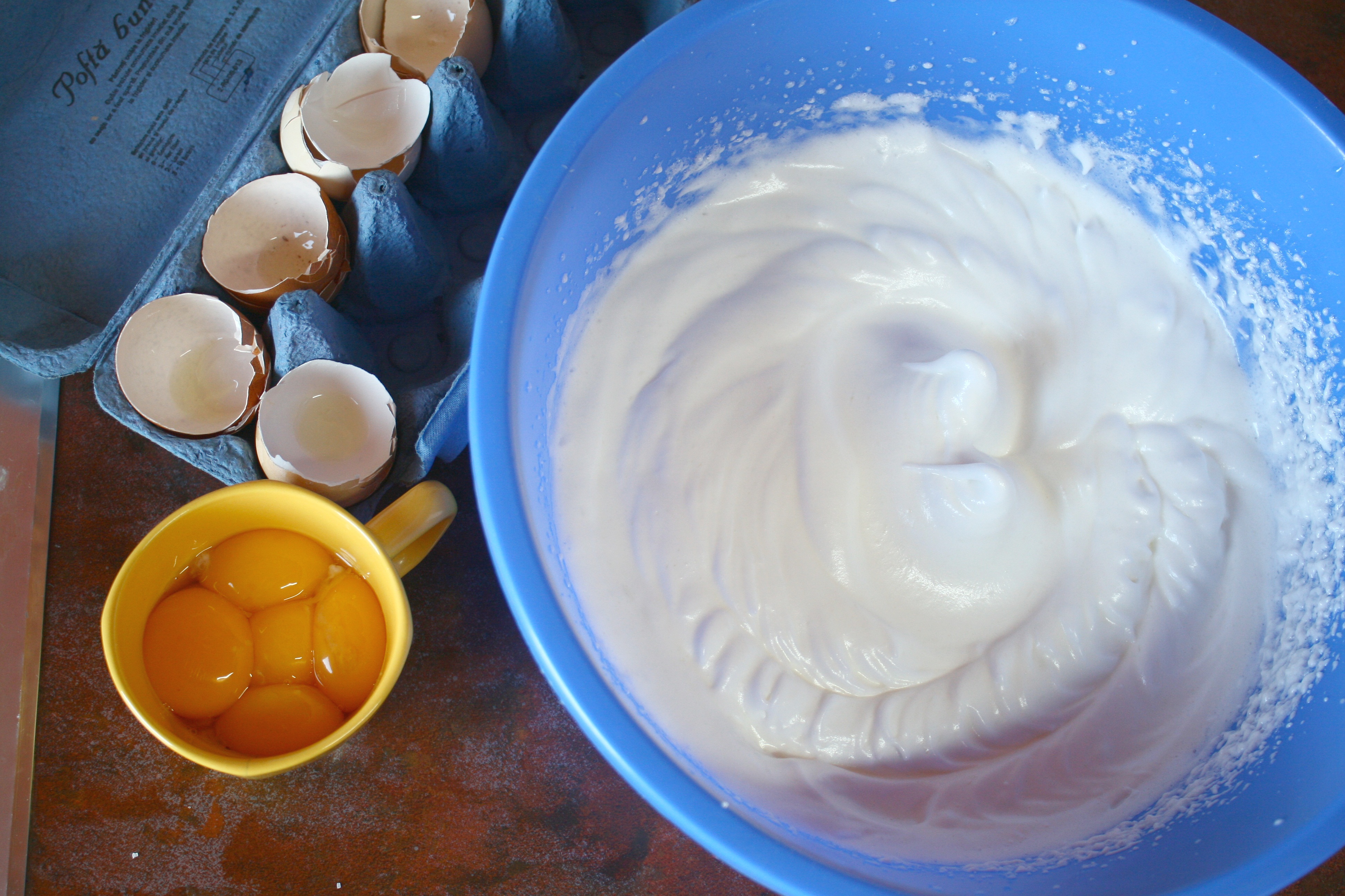 Tort cu crema de mascarpone si fructe de padure