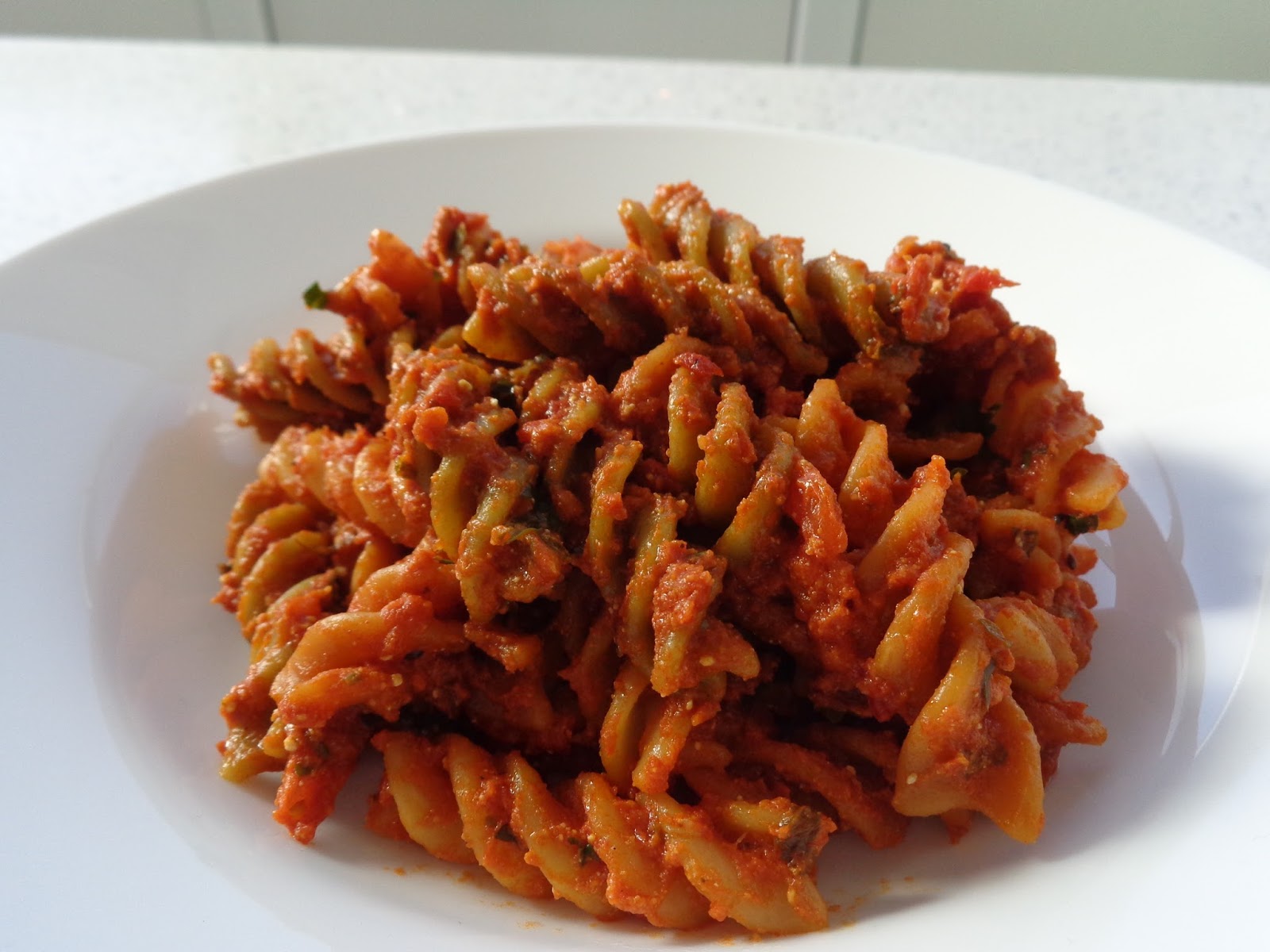 Paste fusilli cu busuioc si sos de rosii