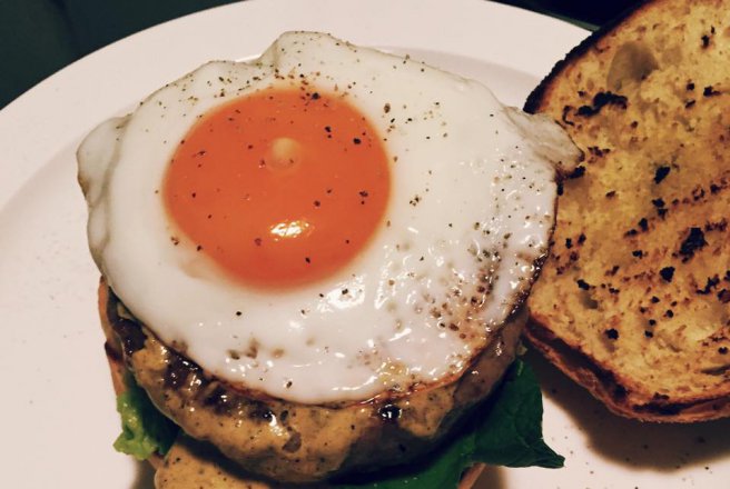 Burger de miel cu ou prajit si Aioli