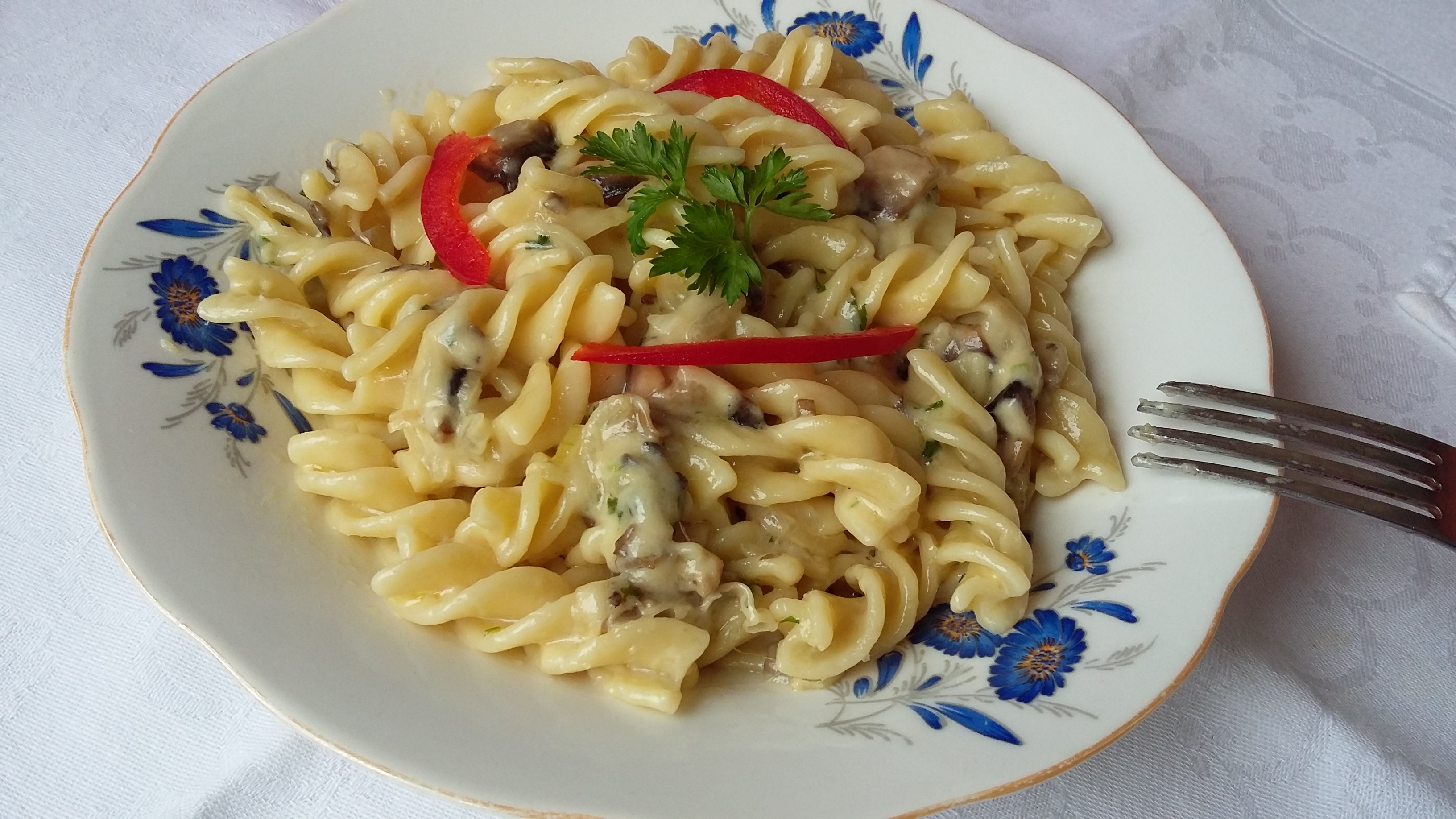 Fusilli cu ciuperci, usturoi si branza