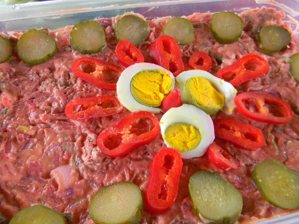 Salata cu carne de vitel si sfecla  rosie