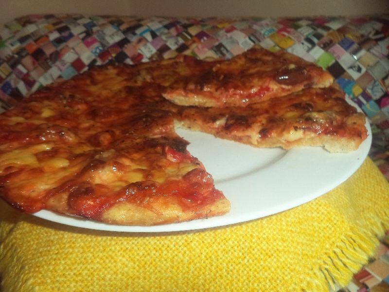 Pizza din aluat cu masline si fulgi de ovaz