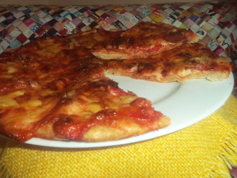 Pizza din aluat cu masline si fulgi de ovaz