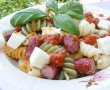 Salata de paste cu carnati, telemea si sos pesto-8