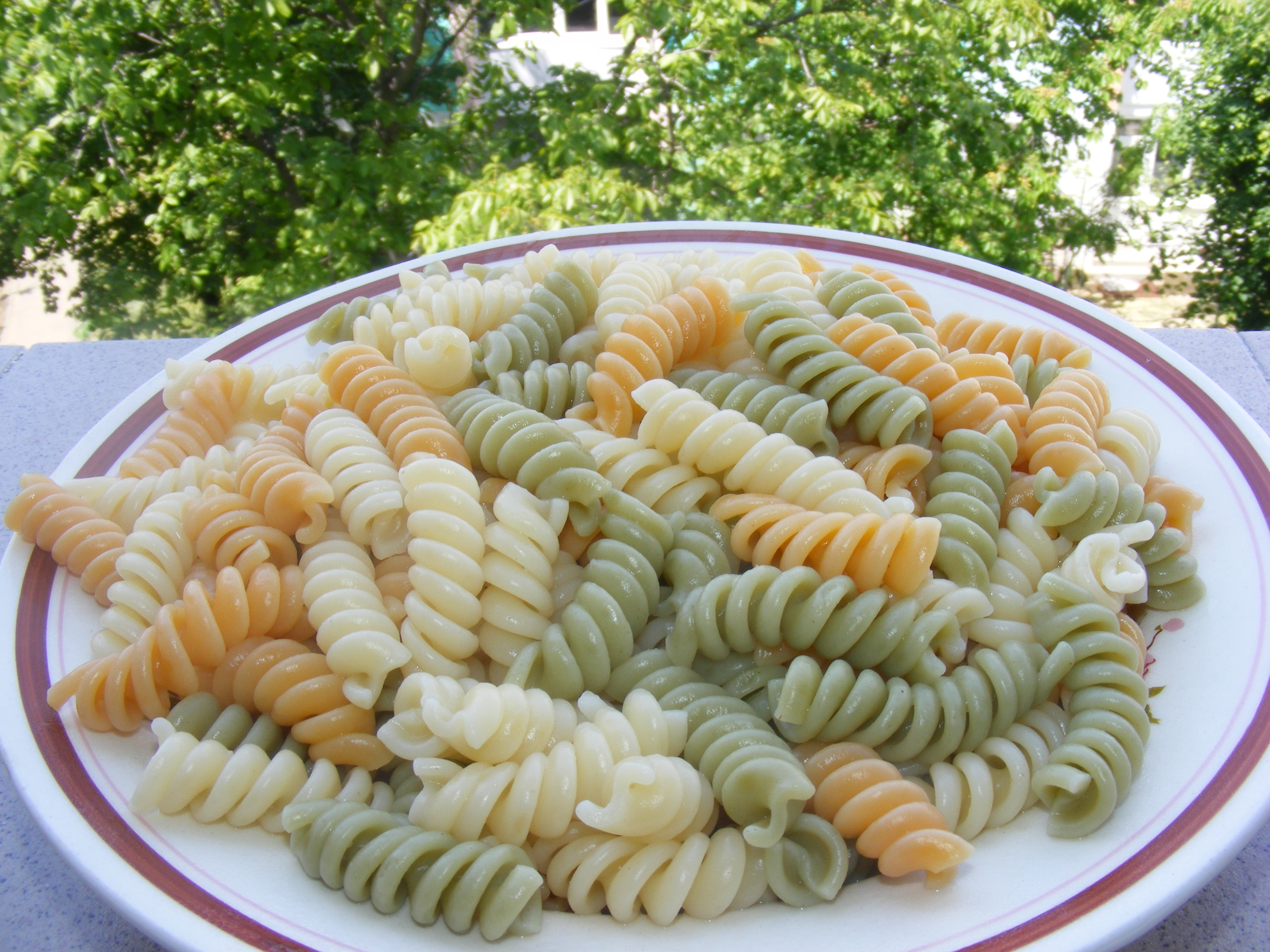 Salata de paste cu carnati, telemea si sos pesto