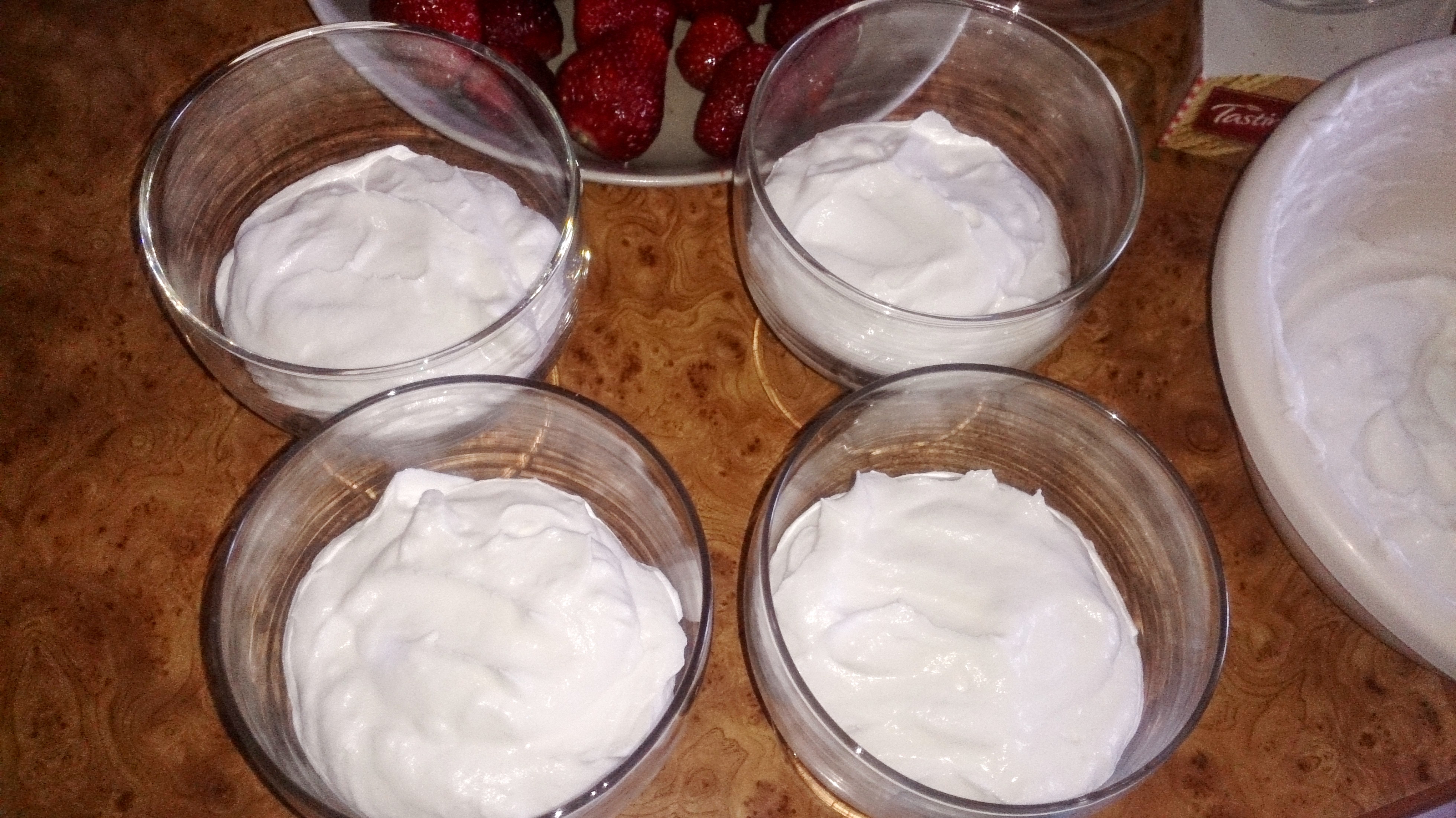 Mousse de ricotta si dulceata de capsune