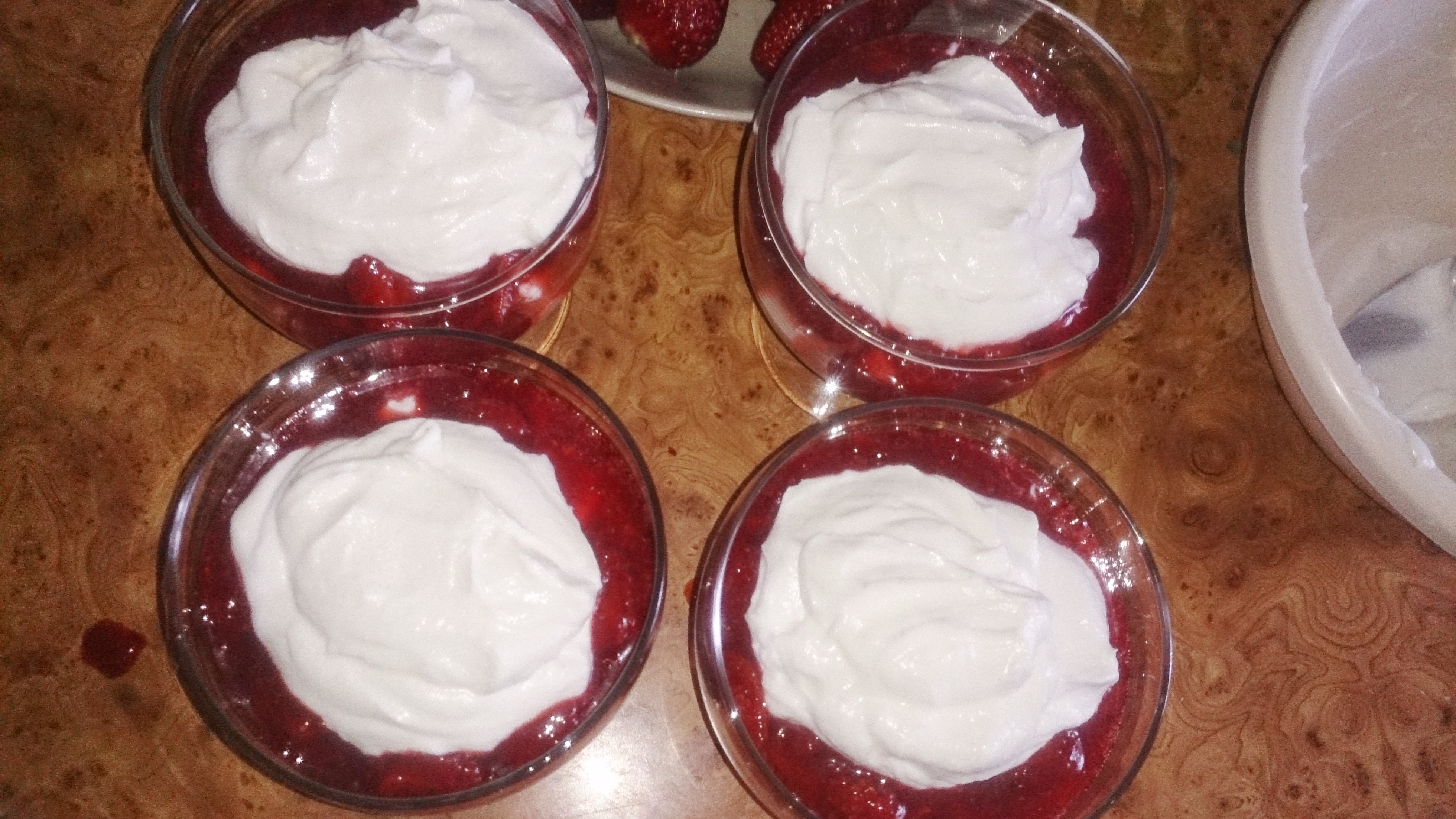 Mousse de ricotta si dulceata de capsune