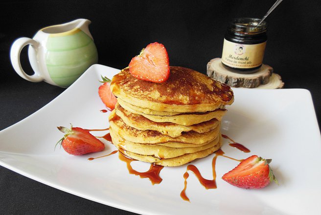 Pancakes cu branza, stafide si sirop de struguri si mar fara zahar