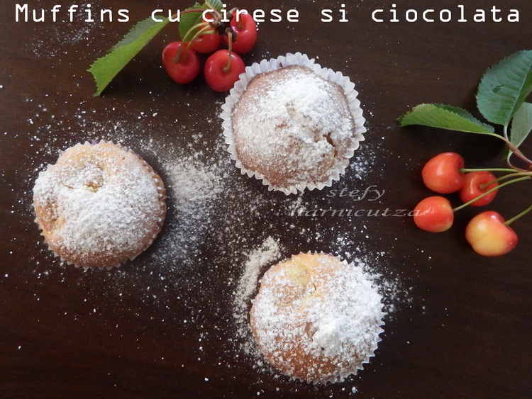 Muffins cu cirese si ciocolata