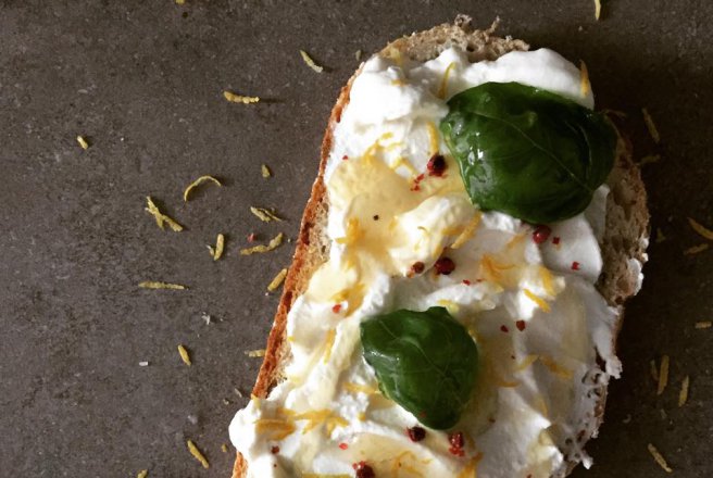 Toast cu Ricotta, busuioc si miere