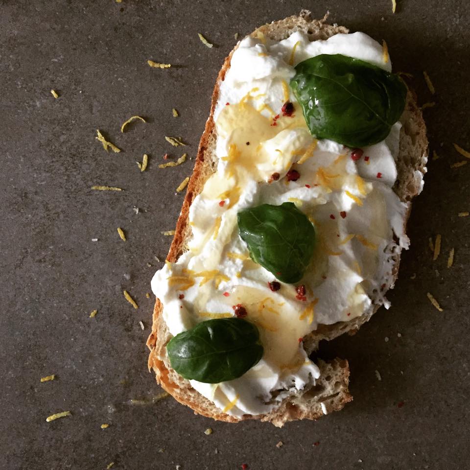 Toast cu Ricotta, busuioc si miere