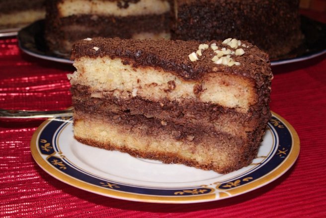 Tort clasic cu crema de cacao si miez de nuca