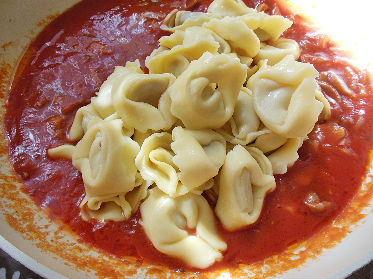 Tortellini cu prosciuto, ciuperci si sos de rosii, la cuptor