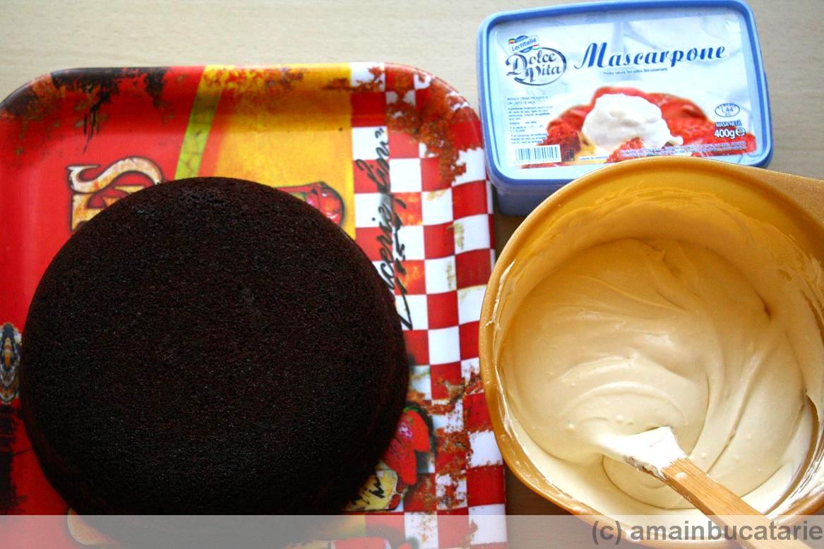 Tort de ciocolata cu mascarpone si capsuni