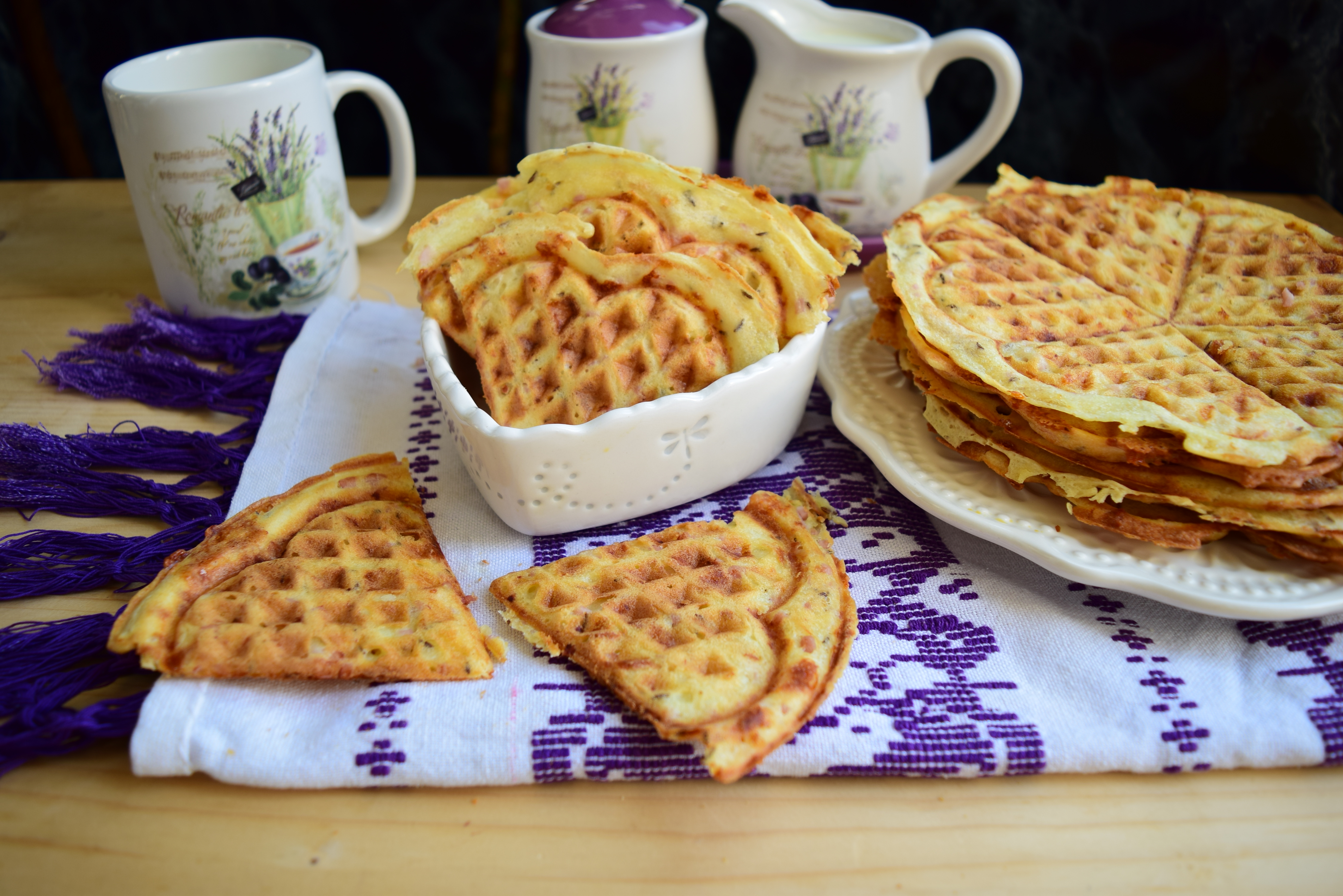 Biscuiti cu sunca presata si cascaval, la aparatul de gofre