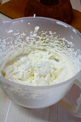 Guguluf cu crema de mascarpone si coacaze