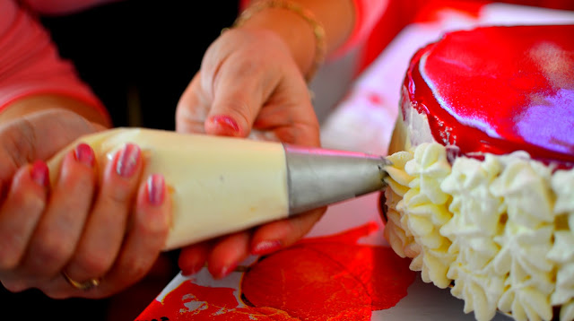 Tort cu crema de mascarpone, zmeura si piersici