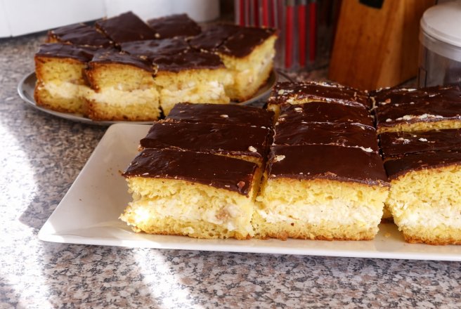 Prajitura cu crema si glazura de ciocolata