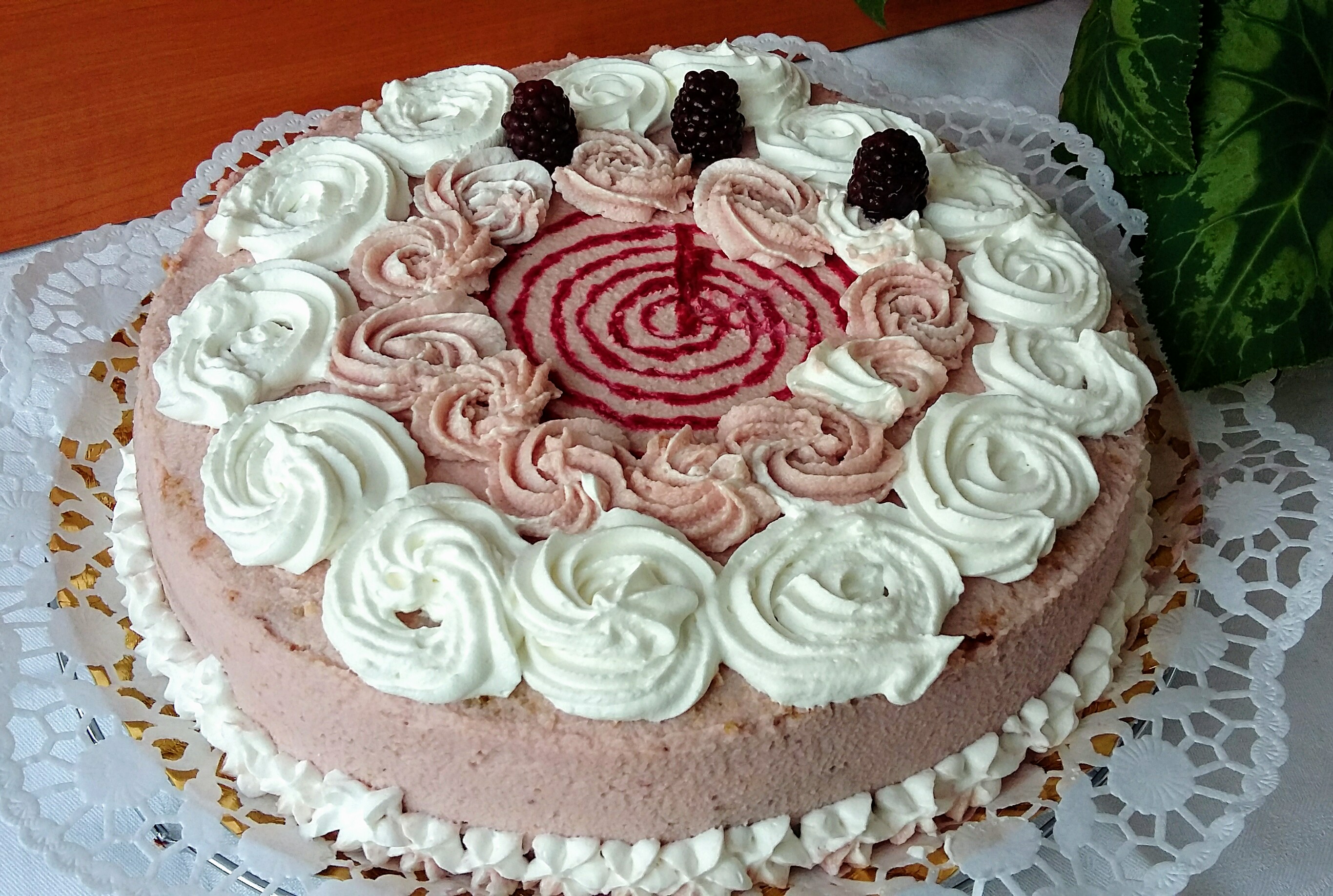 Tort cu crema de unt, mascarpone si mure