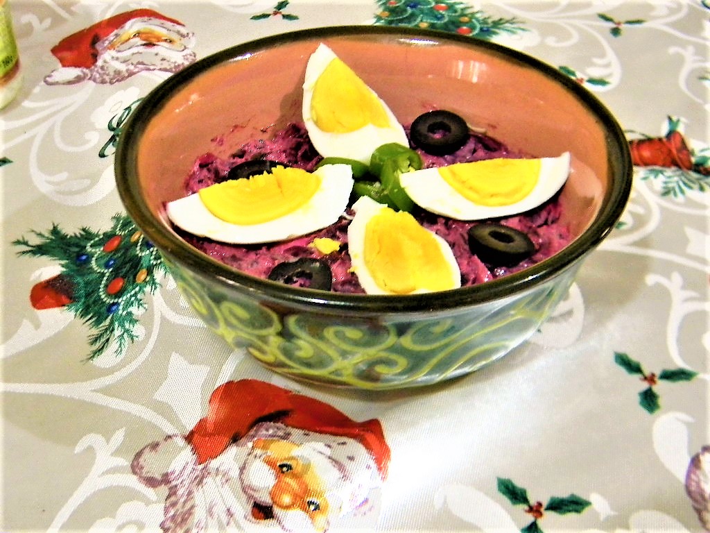 Salata de sfecla rosie cu sprot afumat si ton