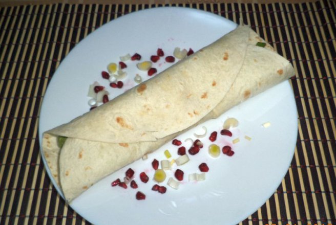 Tortilla cu peste afumat si samburi de rodie