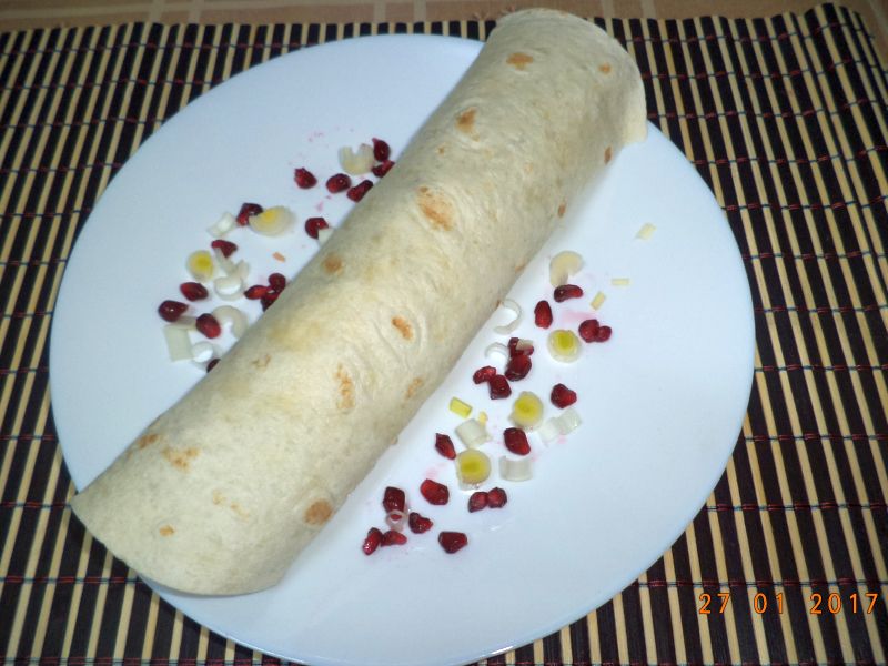 Tortilla cu peste afumat si samburi de rodie