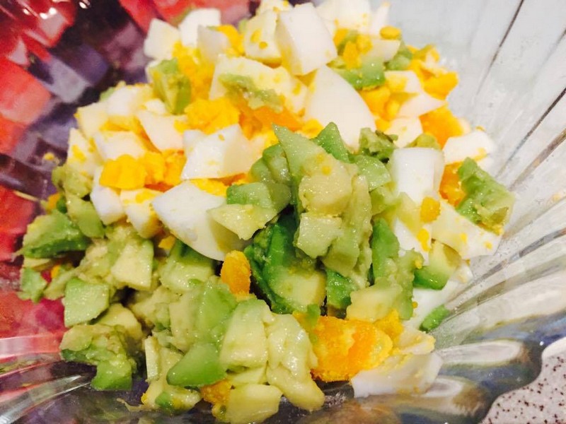 Salata de oua cu avocado