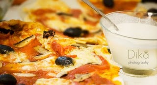 Pizza cu ciuperci, măsline şi roşii