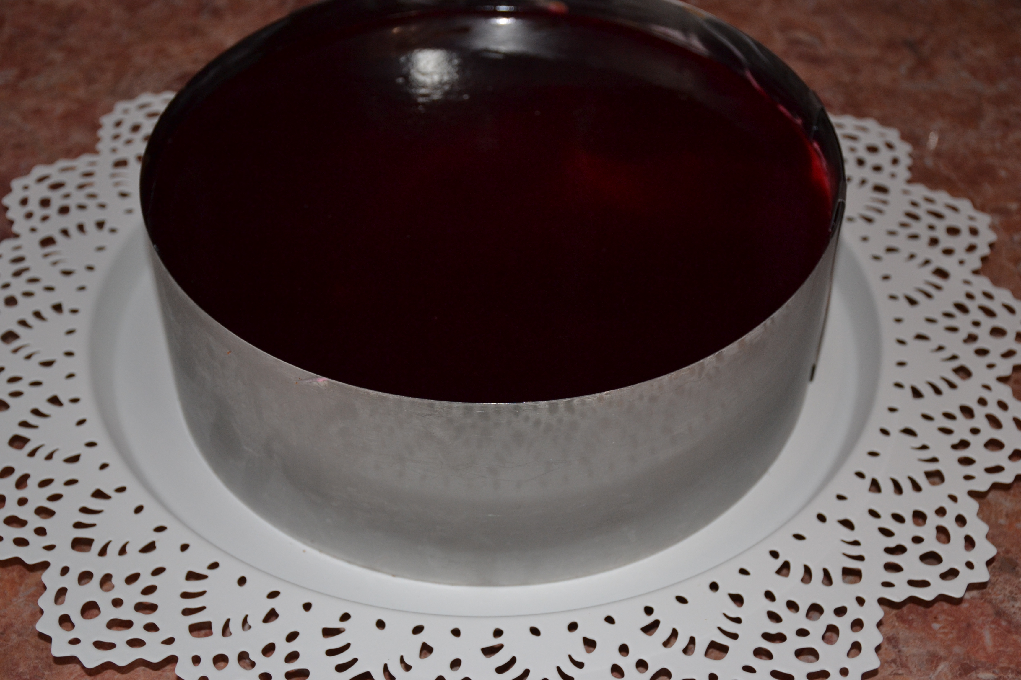 Tort cu ciocolata, mure si crema caramel