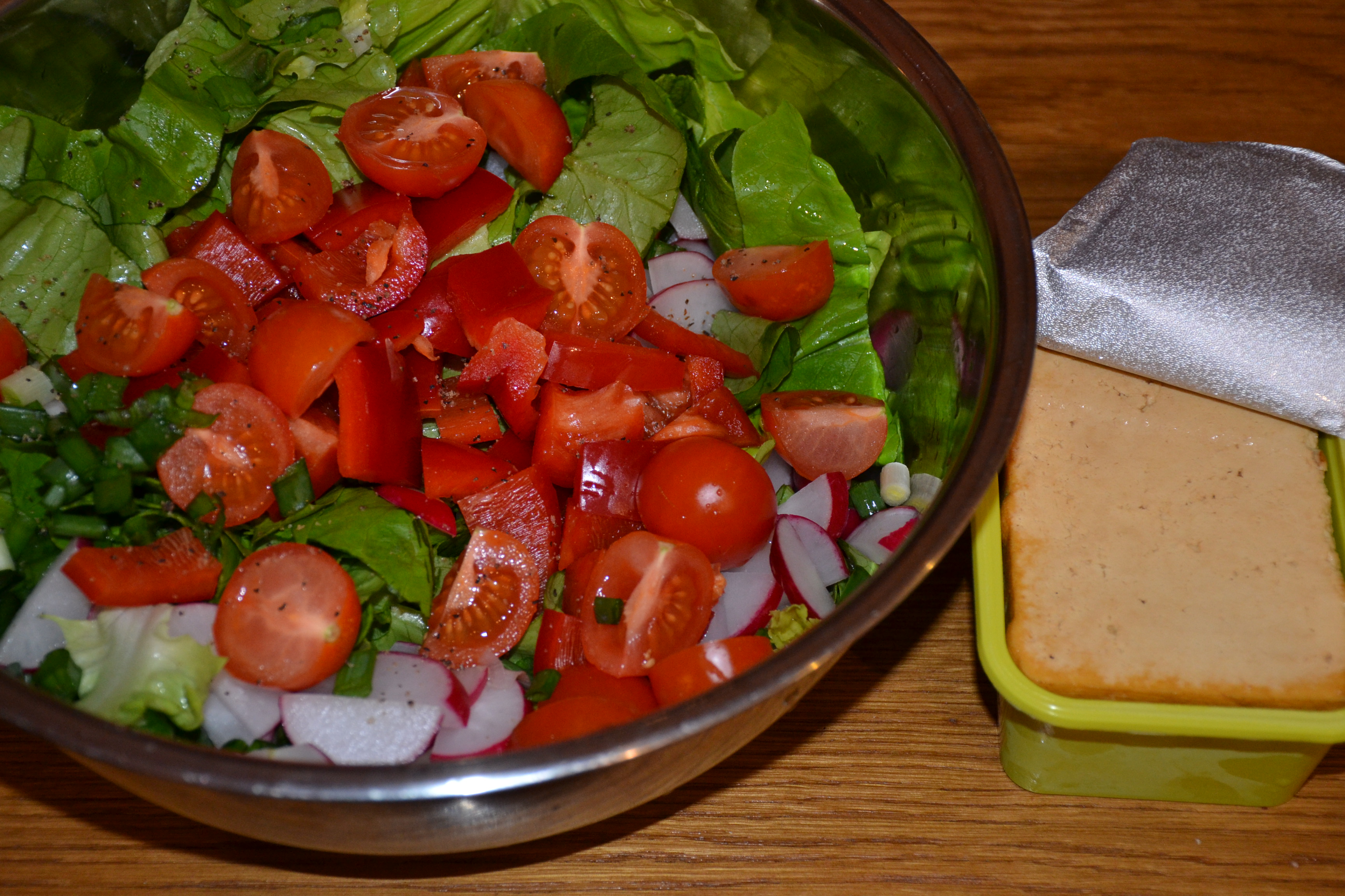 Salata cu tofu si rosii cherry