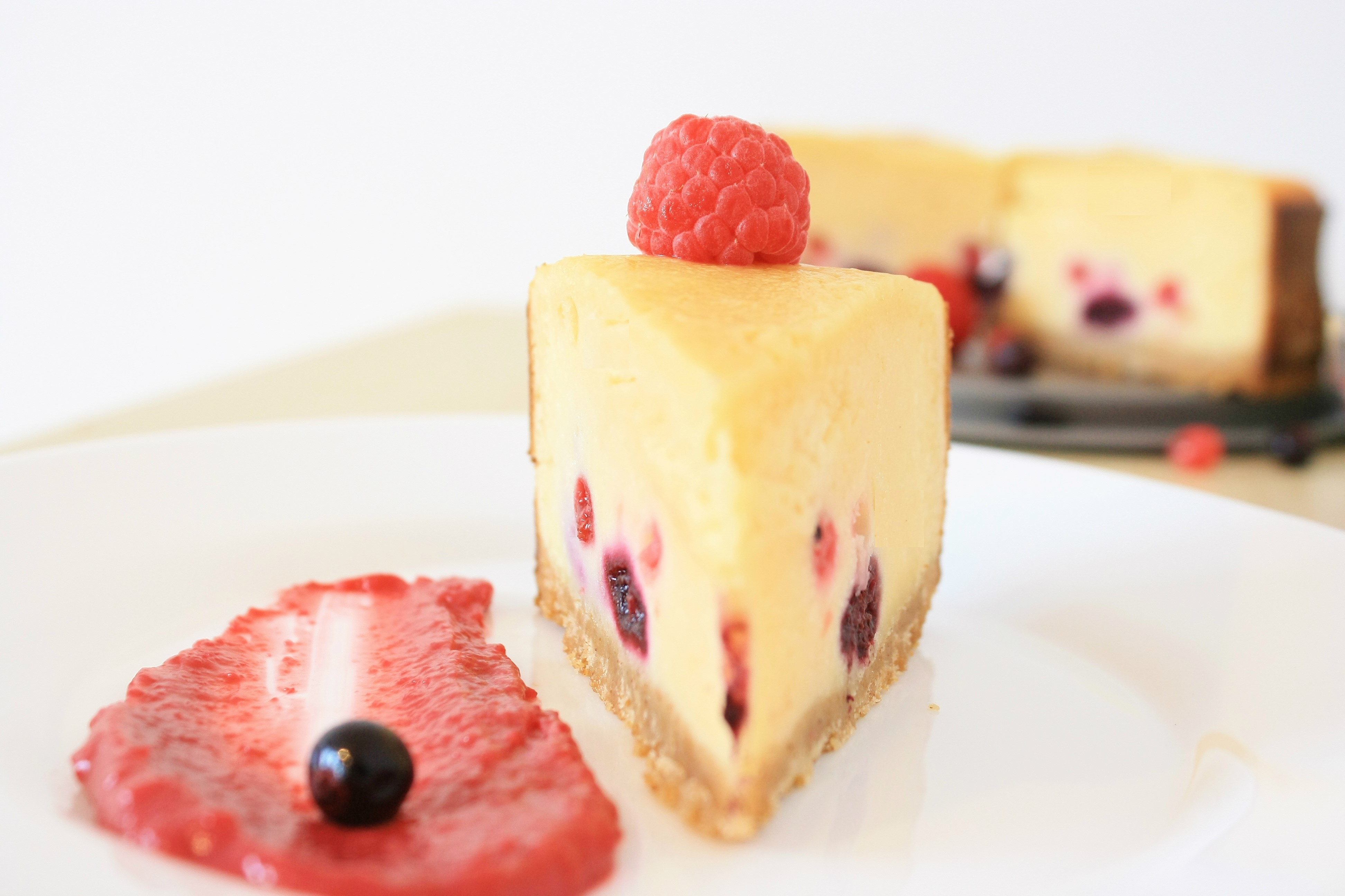 Cheesecake cu Fructe de Padure si Crema de Zmeura