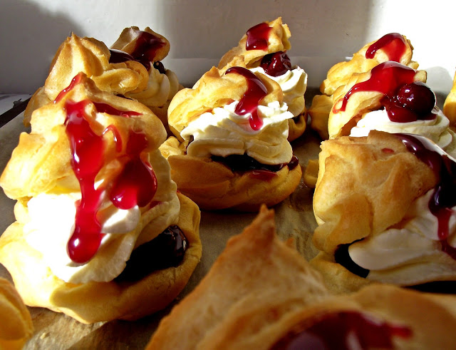 Desert choux cu crema de mascarpone si visine in jeleu