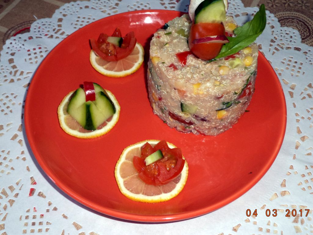 Salata cu quinoa, ton si migdale