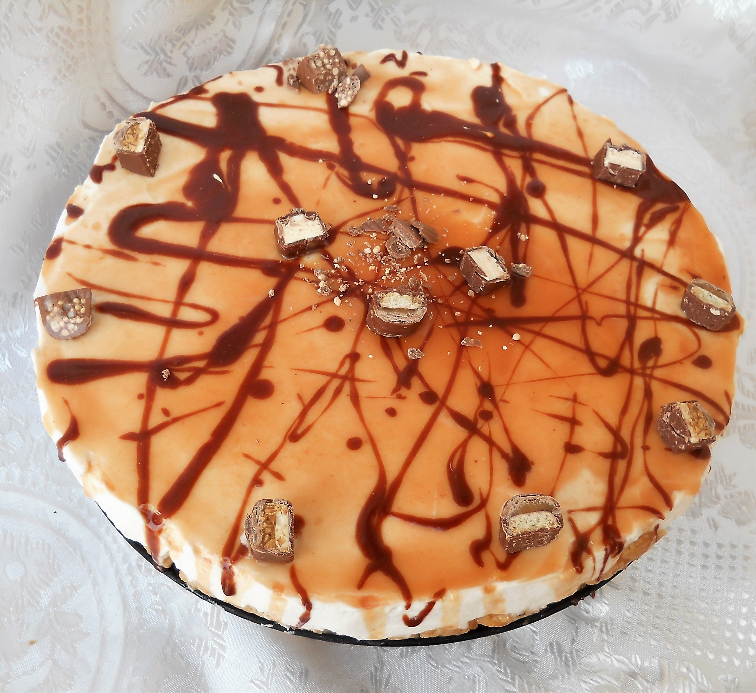 Desert tort cu blat de biscuiti si crema caramel