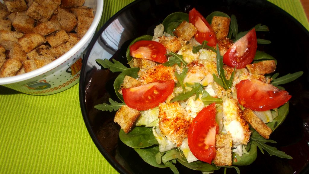 Salata de pui in crusta de cocos si crutoane picante