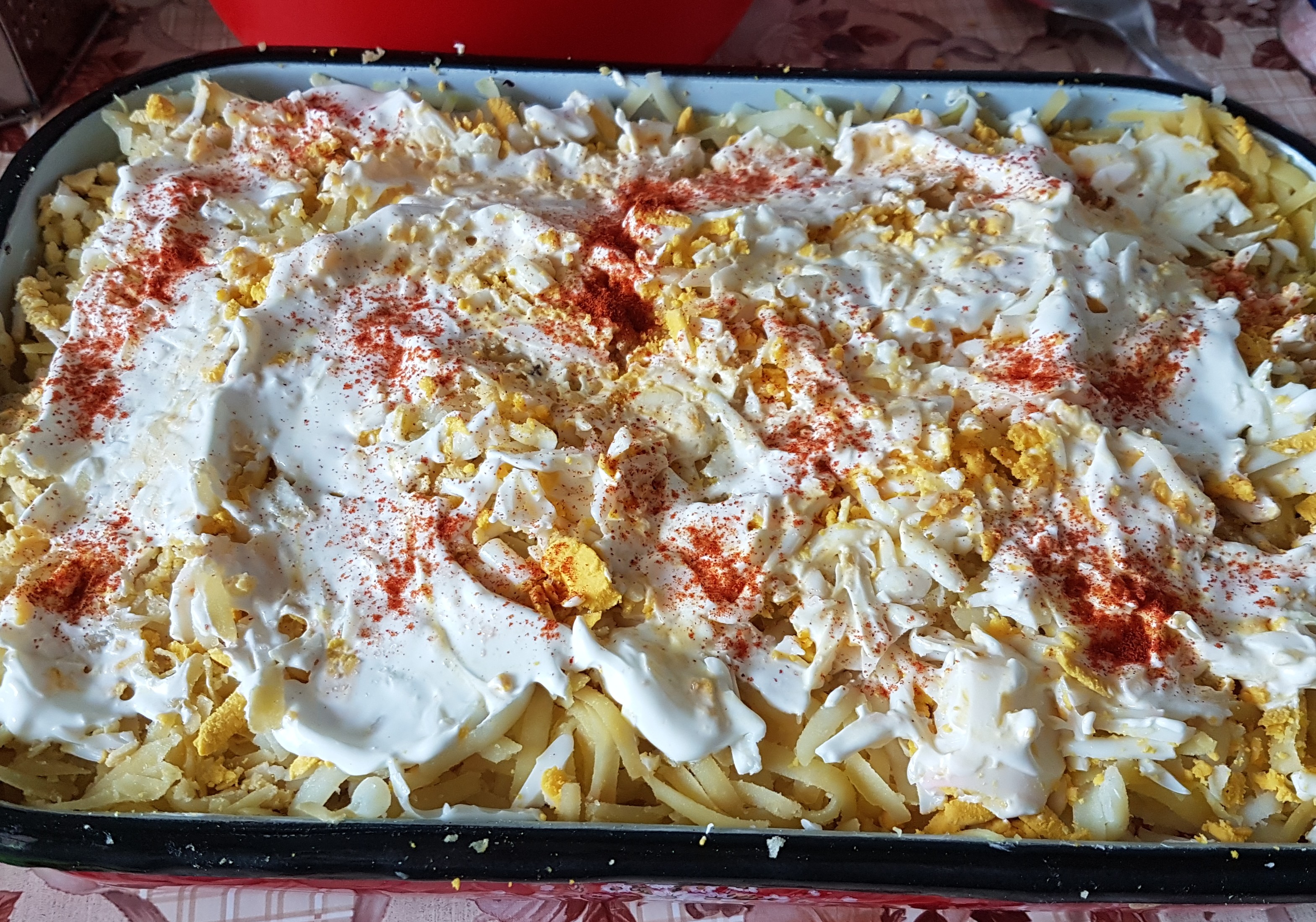 Aperitiv cartofi gratinati cu oua, carnati si cascaval