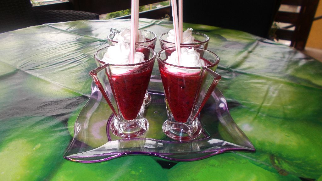 Smoothie din fructe de padure cu frisca