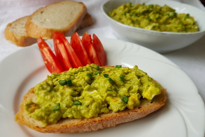 Salata de oua cu avocado