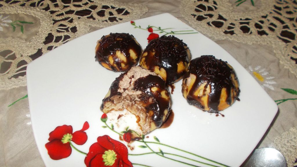 Desert profiterol cu crema de ciocolata si mascarpone