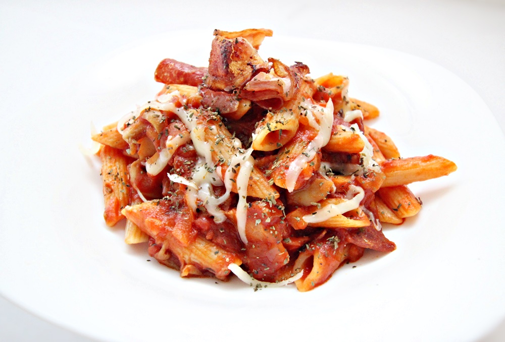 Penne cu sos de rosii si bacon