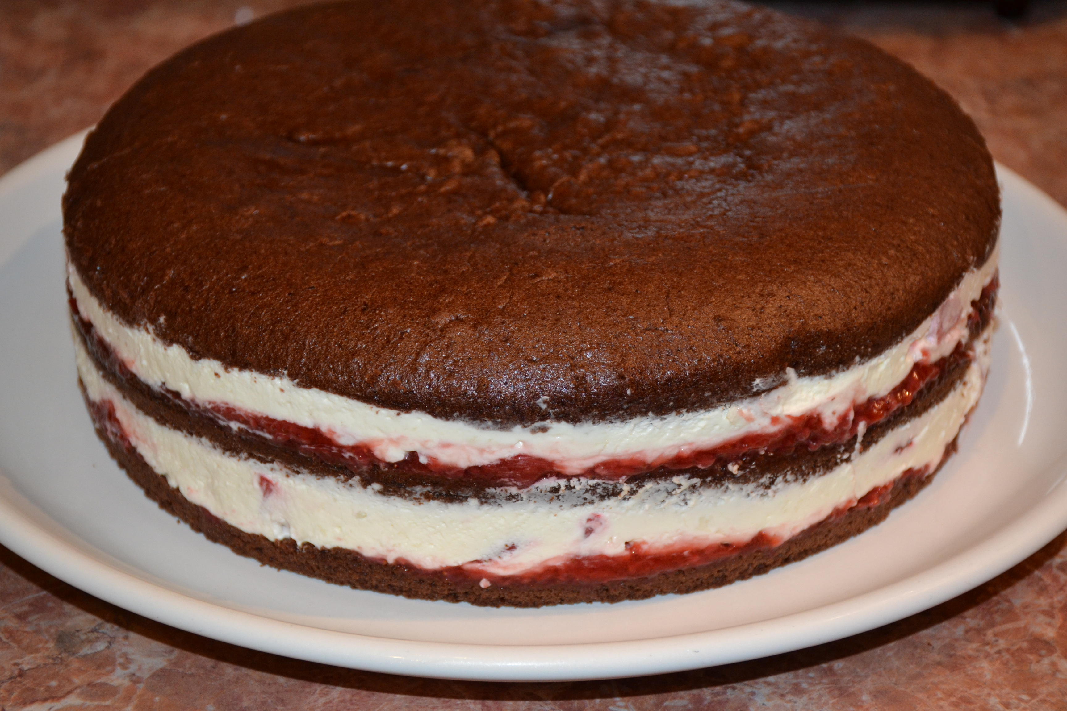 Desert tort cu capsuni, mascarpone si ciocolata