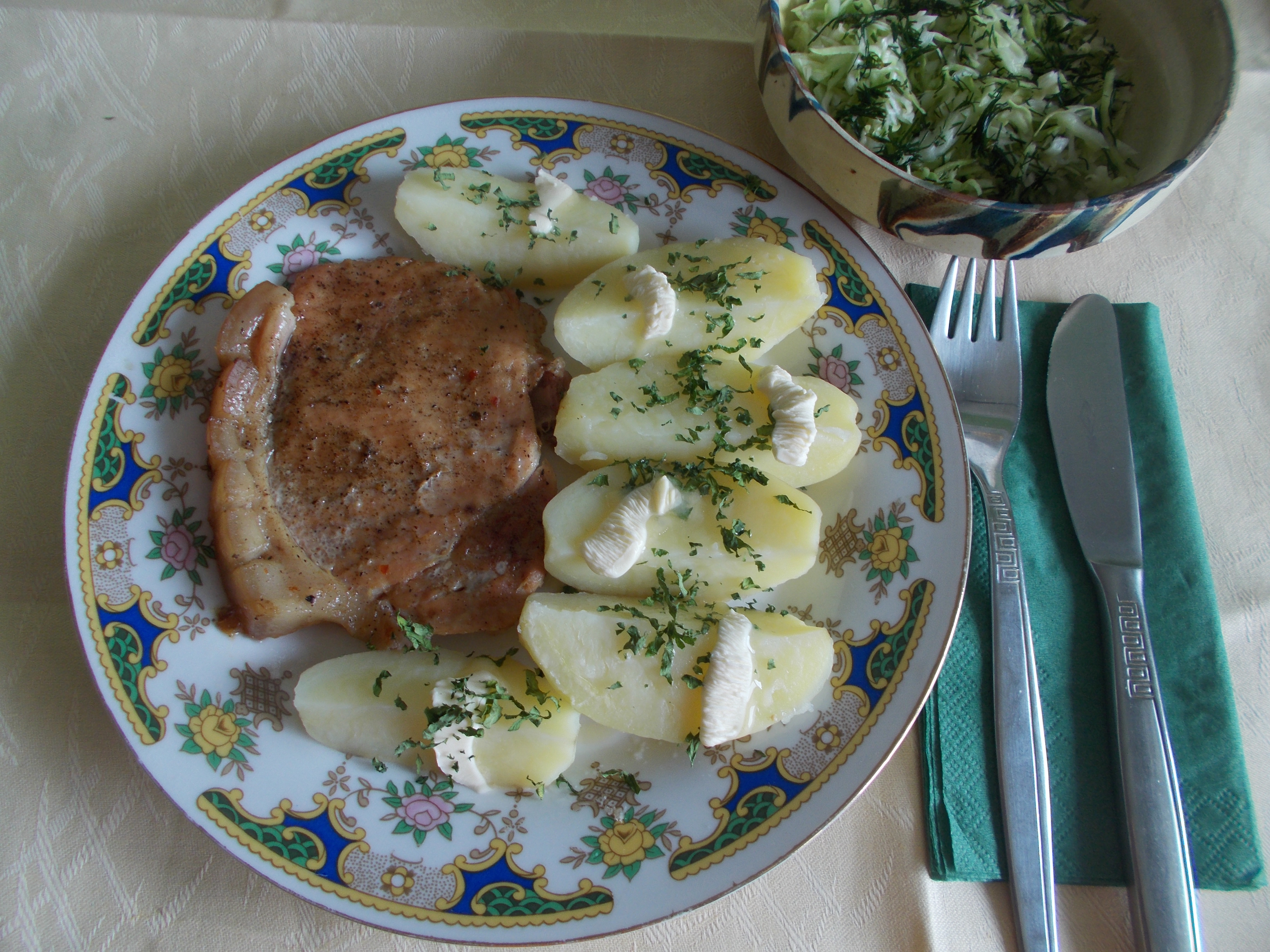 Cotlet de porc la tava, cu cartofi natur