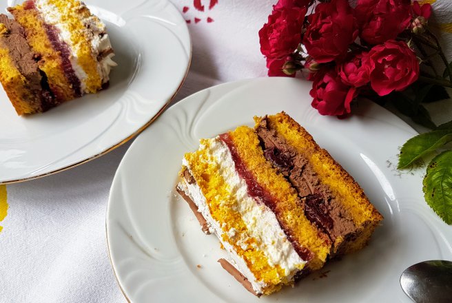 Desert tort cu crema de ciocolata, crema de mascarpone si jeleu de visine