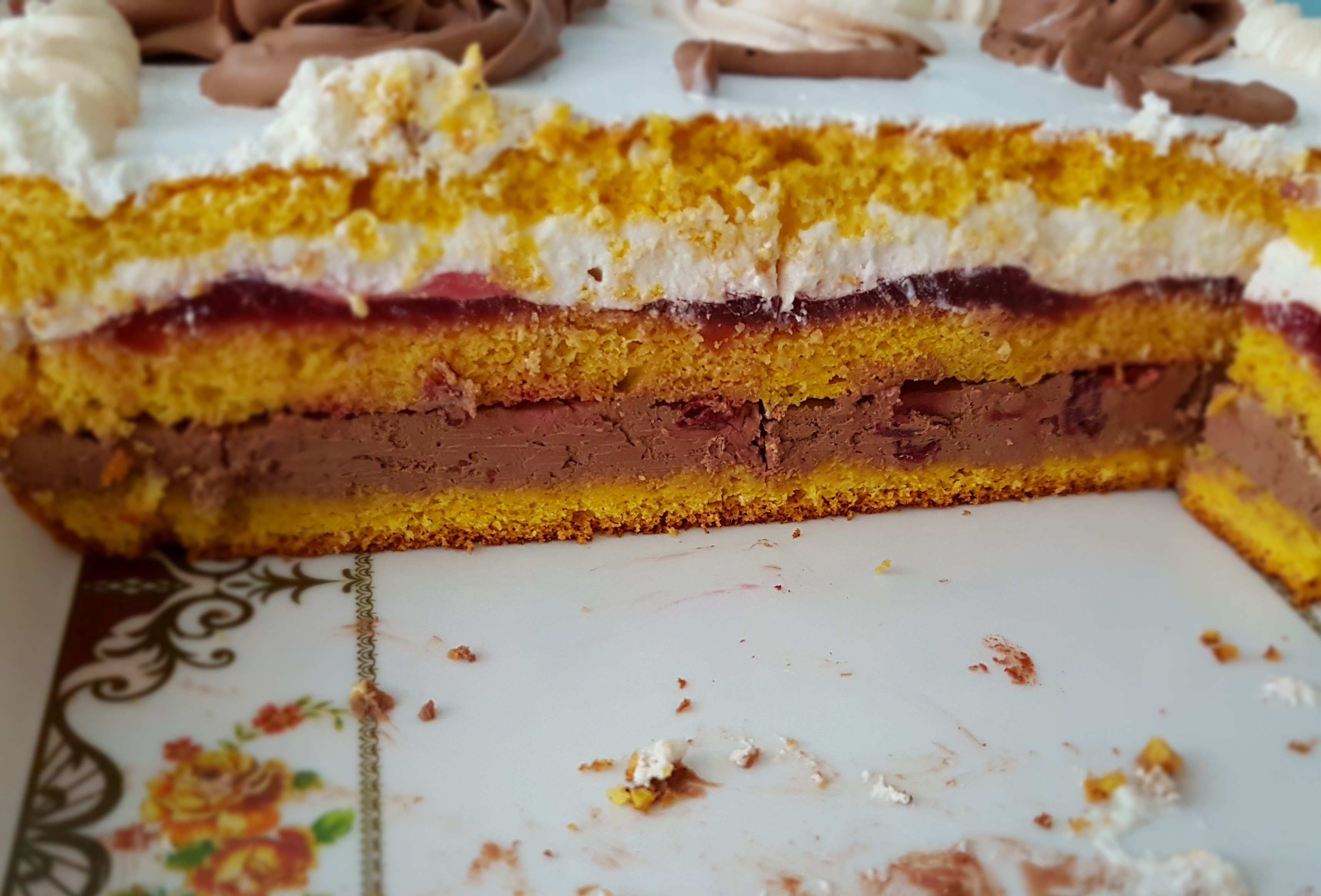 Desert tort cu crema de ciocolata, crema de mascarpone si jeleu de visine