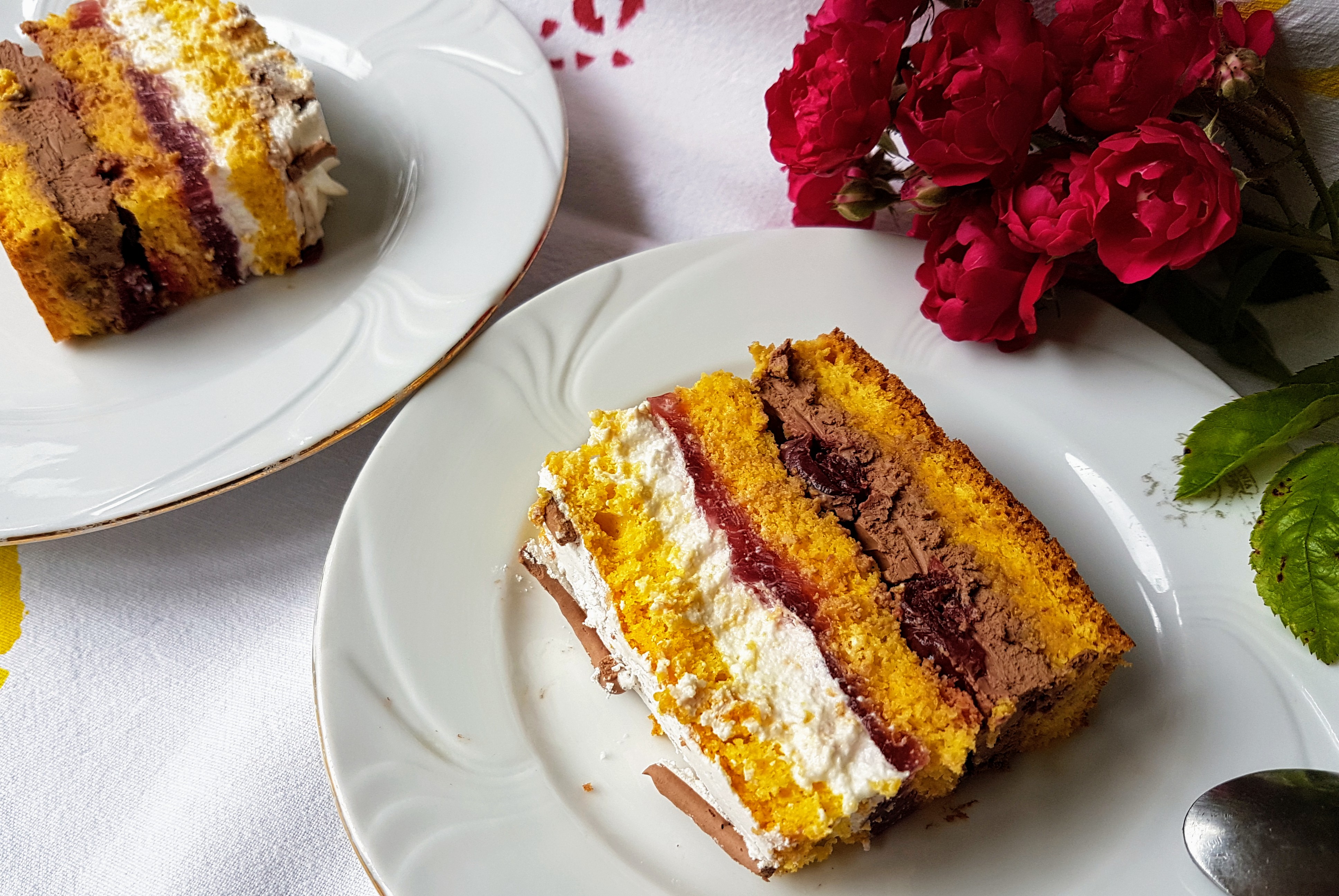 Desert tort cu crema de ciocolata, crema de mascarpone si jeleu de visine