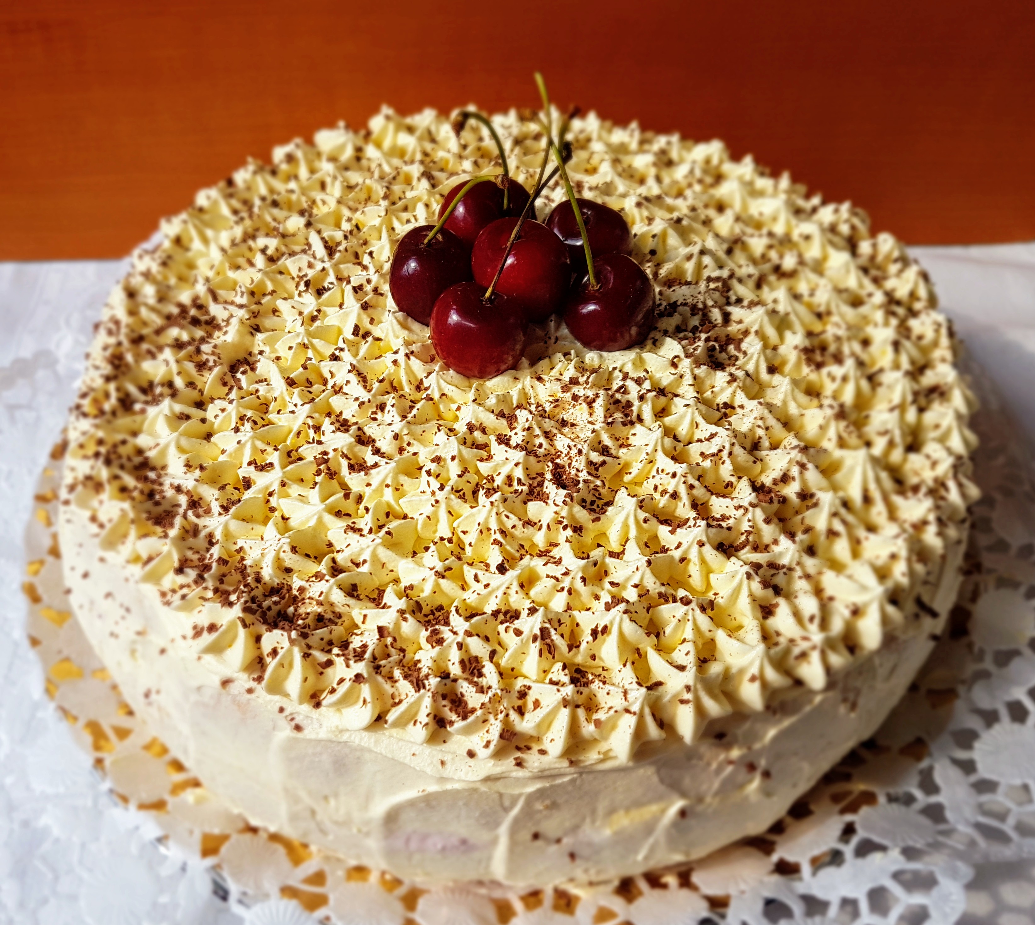 Desert tort cu jeleu de cirese si crema de vanilie cu mascarpone